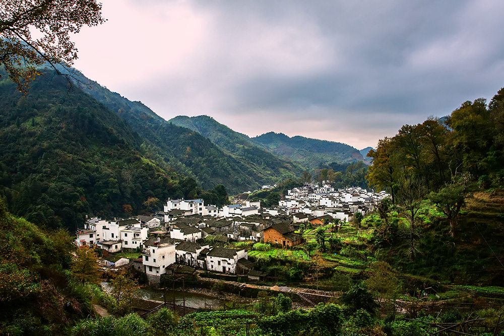 《山坳里的村落》