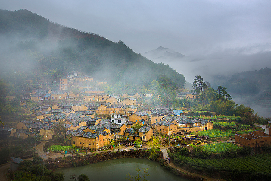 《烟雨小山村》