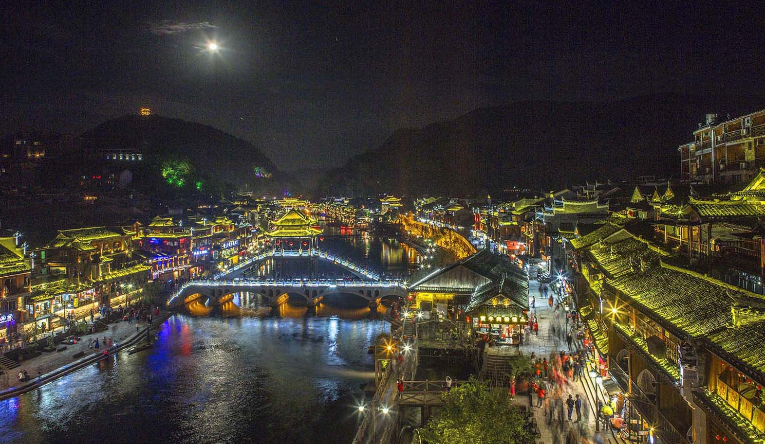 月光下的凤凰古城