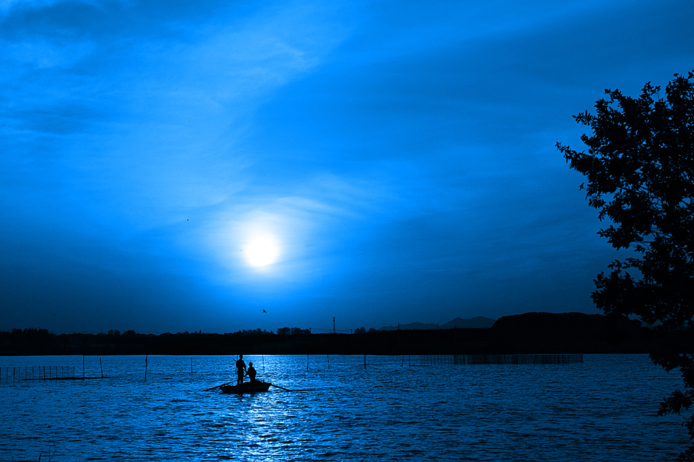 月光下的小渔船