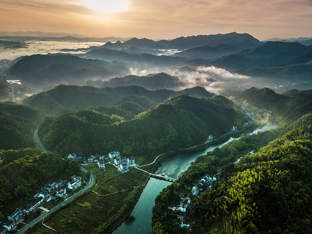 绿水青山=金山银山