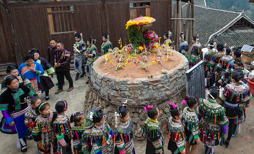 侗族祭萨.jpg