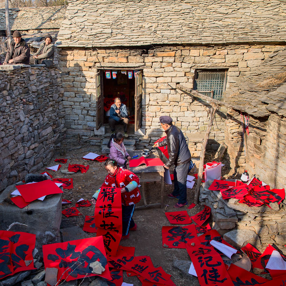 03拍摄于山东省枣庄市山亭区一小山村,村民们在传统的石板房院子内斜
