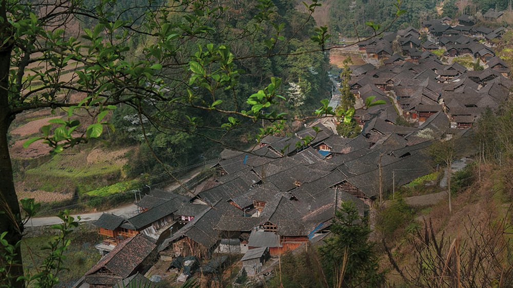 《苗寨大湾村》