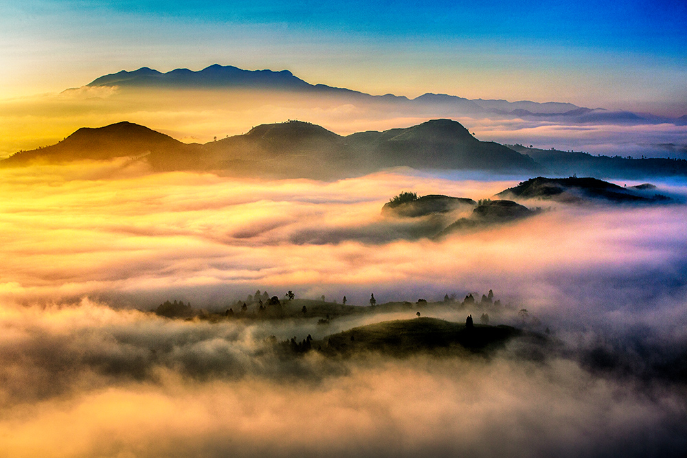 《七彩茗岙》云海漫漫,霞光普照,妆扮着这块美丽的土地.