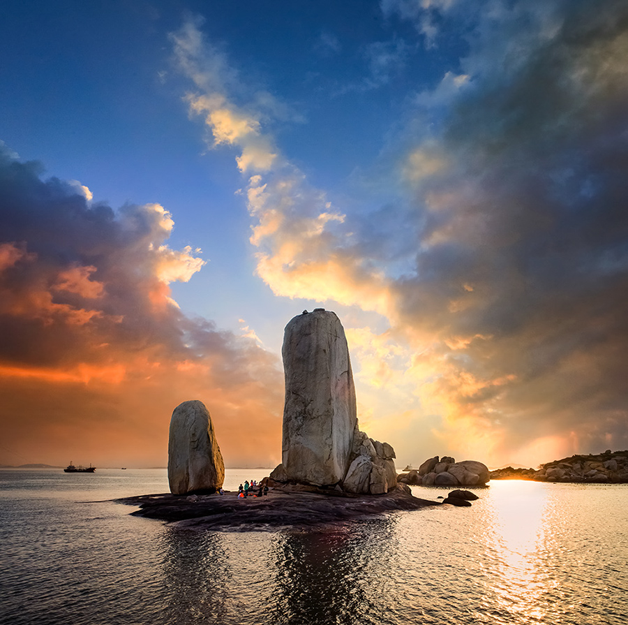 2018年9月摄于福建平潭,晚霞映辉石帆的美景