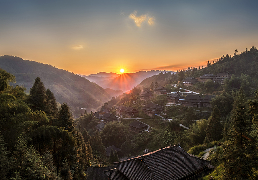 《夕照高华瑶寨》