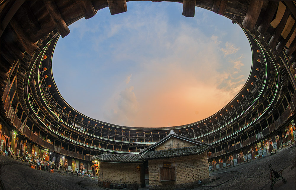 《东倒西歪裕昌楼》