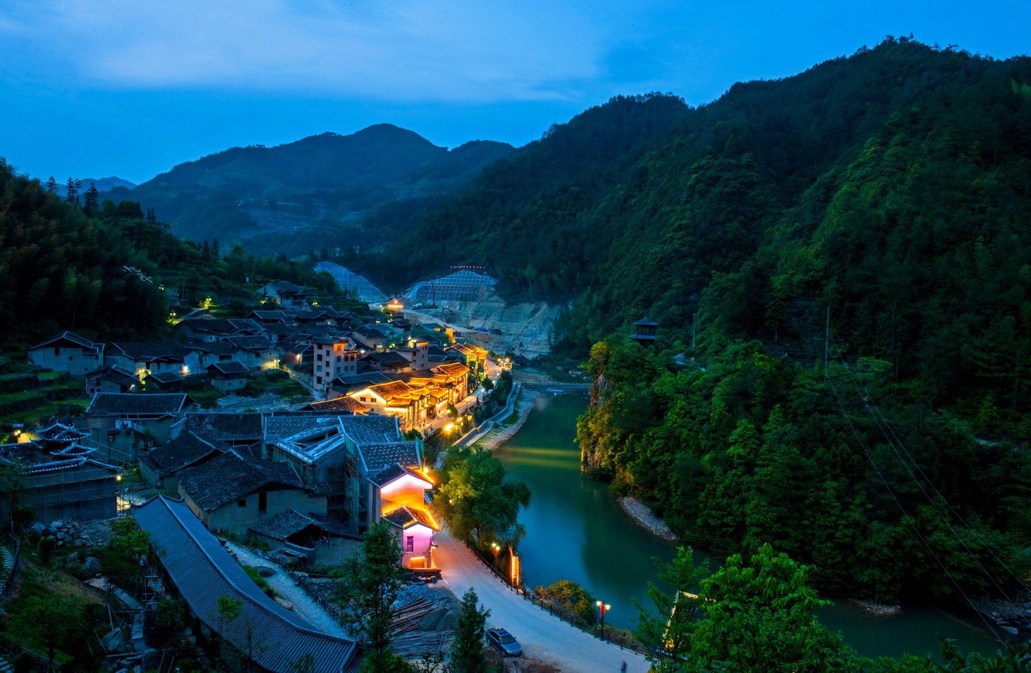 山村夜色——官松 摄