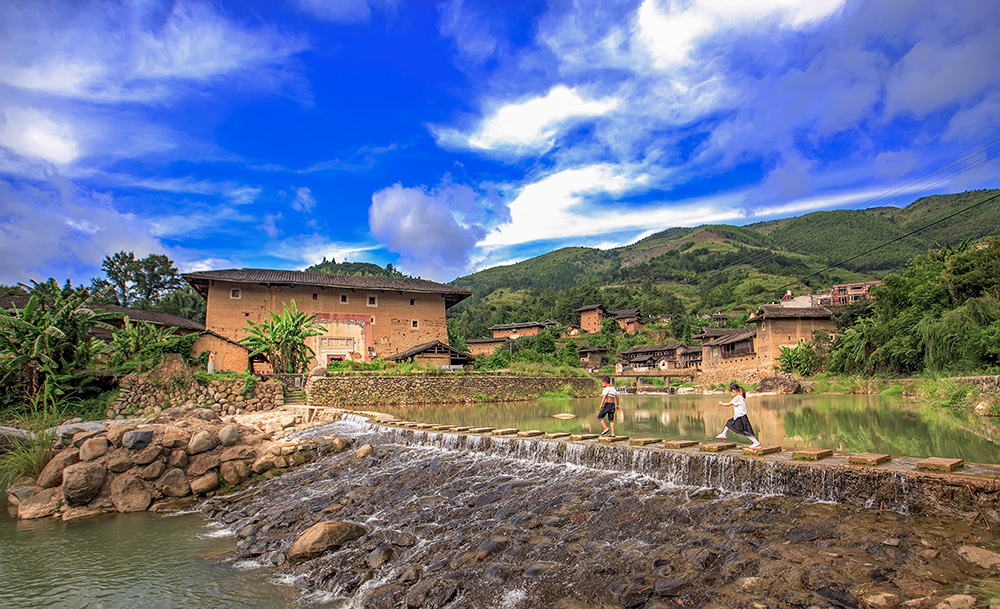 美丽富饶而古香古色的石桥村,童真无忌的孩童在石桥上尽情玩耍. .
