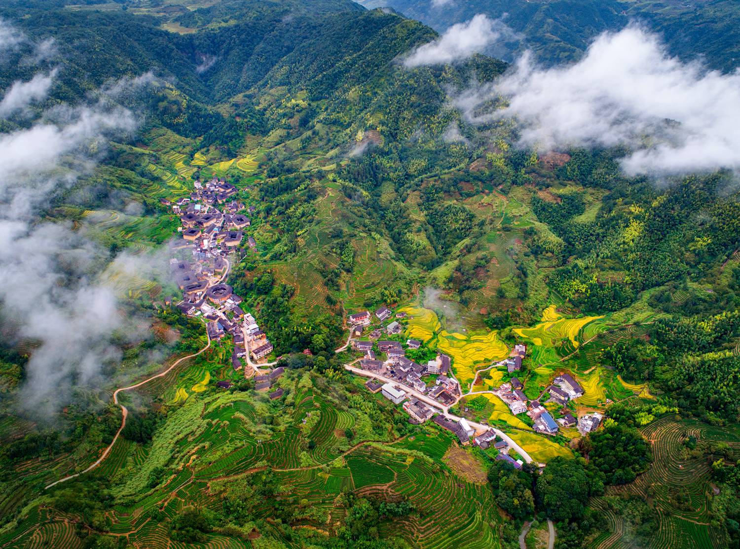 群山环绕土楼群