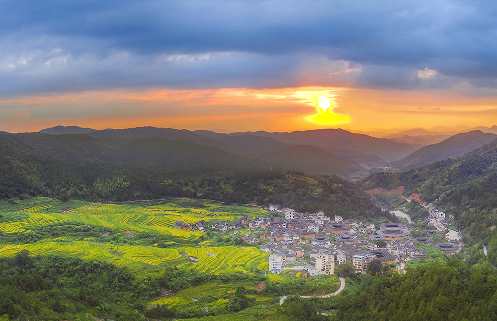 初溪夕阳红-福建省永定县下洋镇初溪村,2008年7月7日初溪土楼被世界