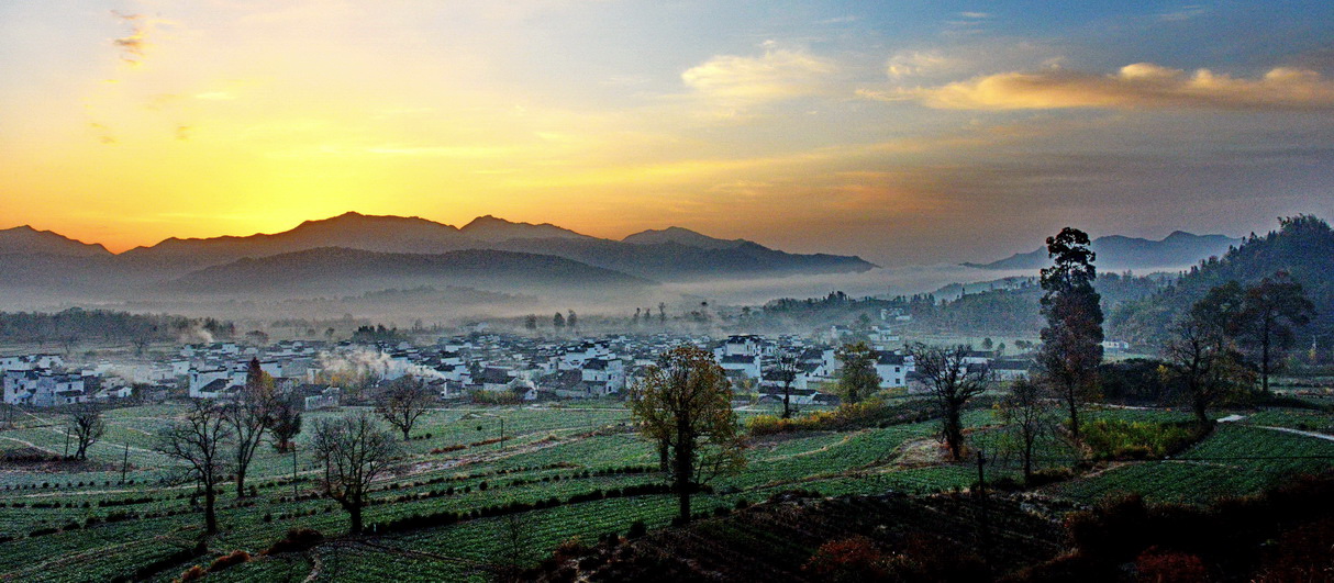 安徽黟县芦村是千年古镇,早晨的霞光,晨雾,炊烟更彰显古镇的生机勃勃
