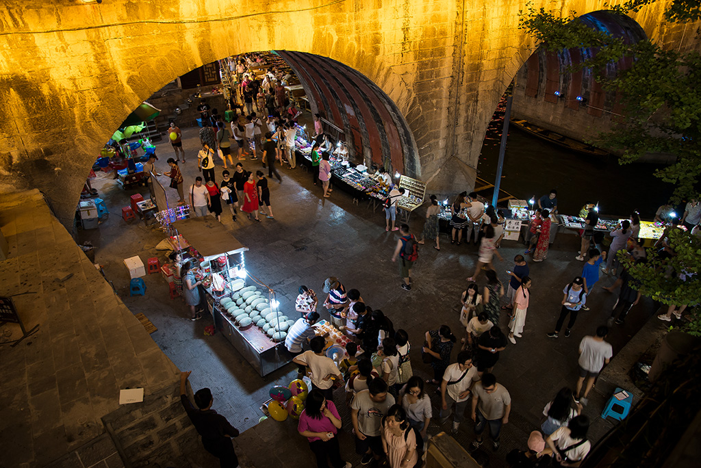 古镇夜市