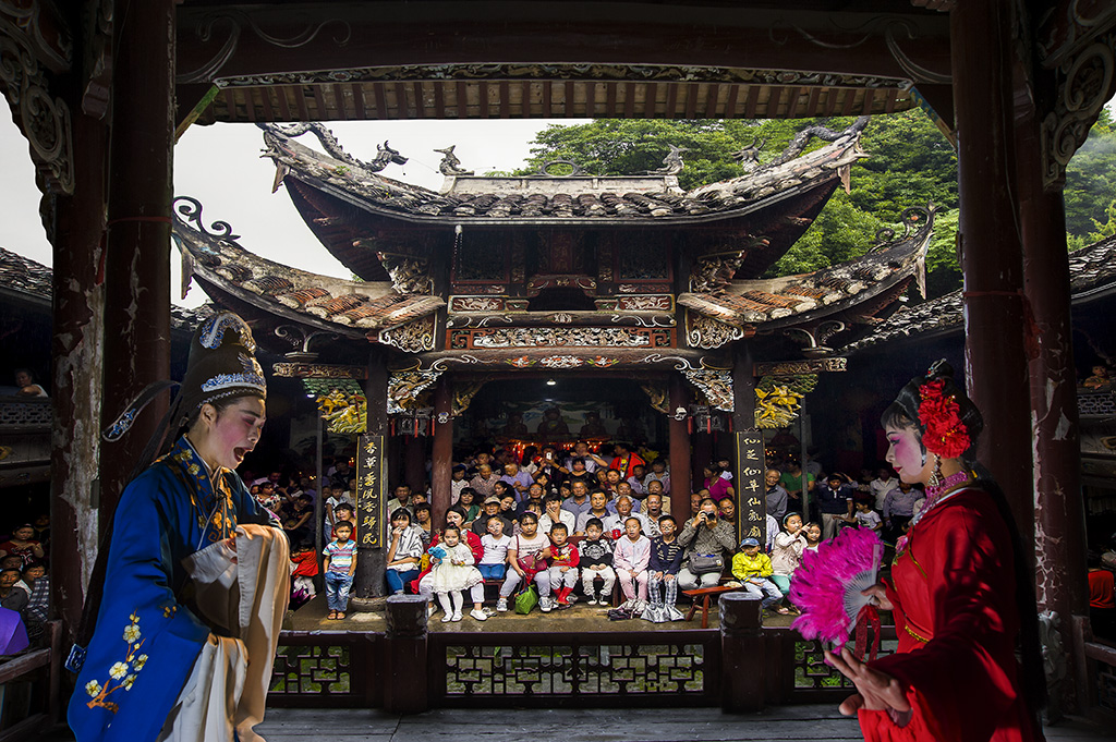 《古庙看社戏》