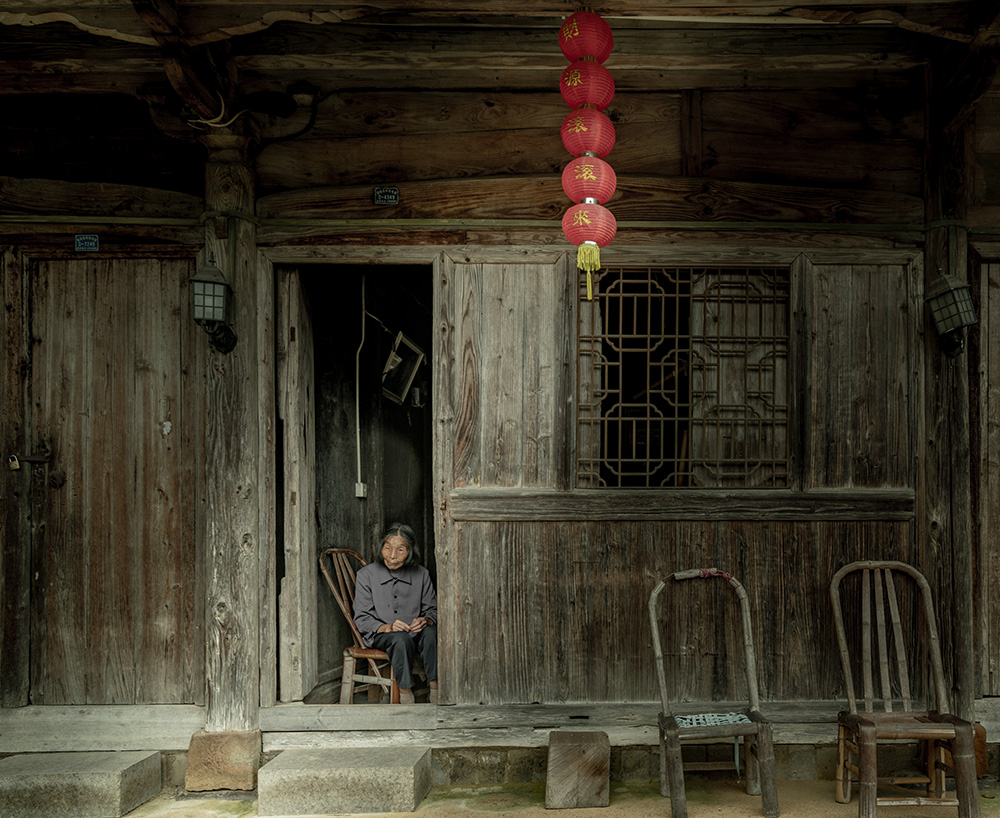 9.9摄于泰顺库村,一个老人孤单地坐在老屋门口