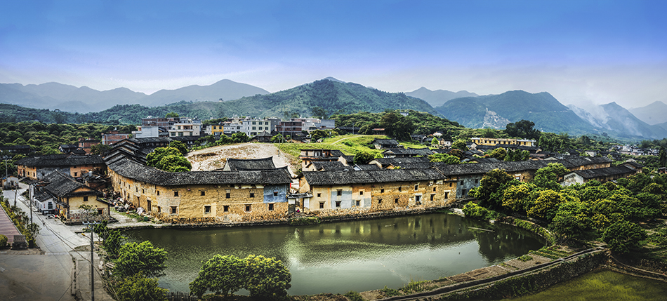 4 摄于漳州市平和县大溪镇庄上村 庄上大楼是福建省最大的土楼.jpg