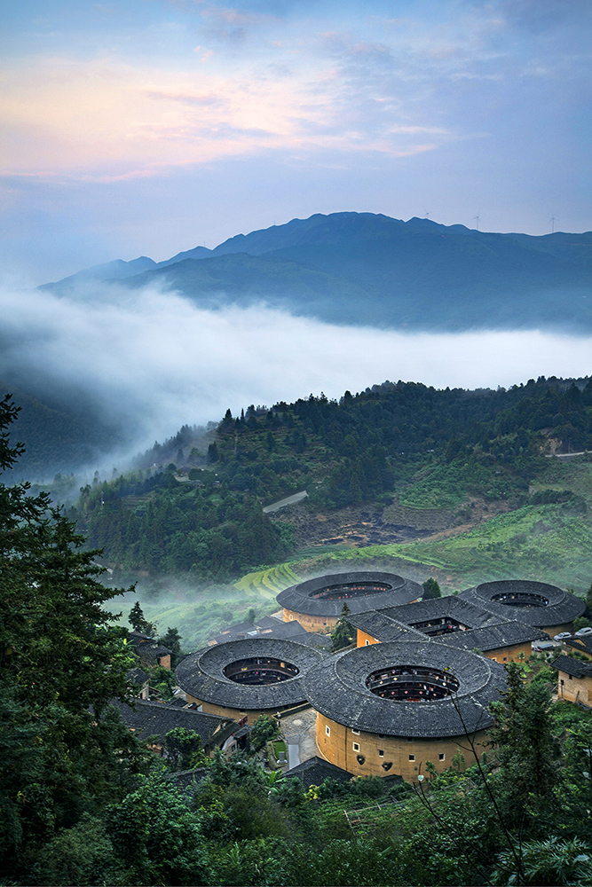 题目:《土楼晨曦》 2018年9月摄于田螺坑
