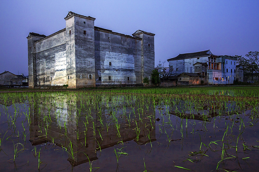 夜幕下的林寨四角楼