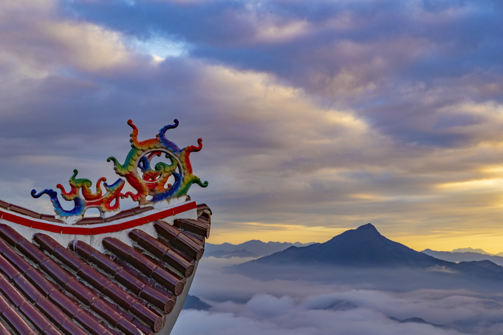 氤氲清岚绕青山