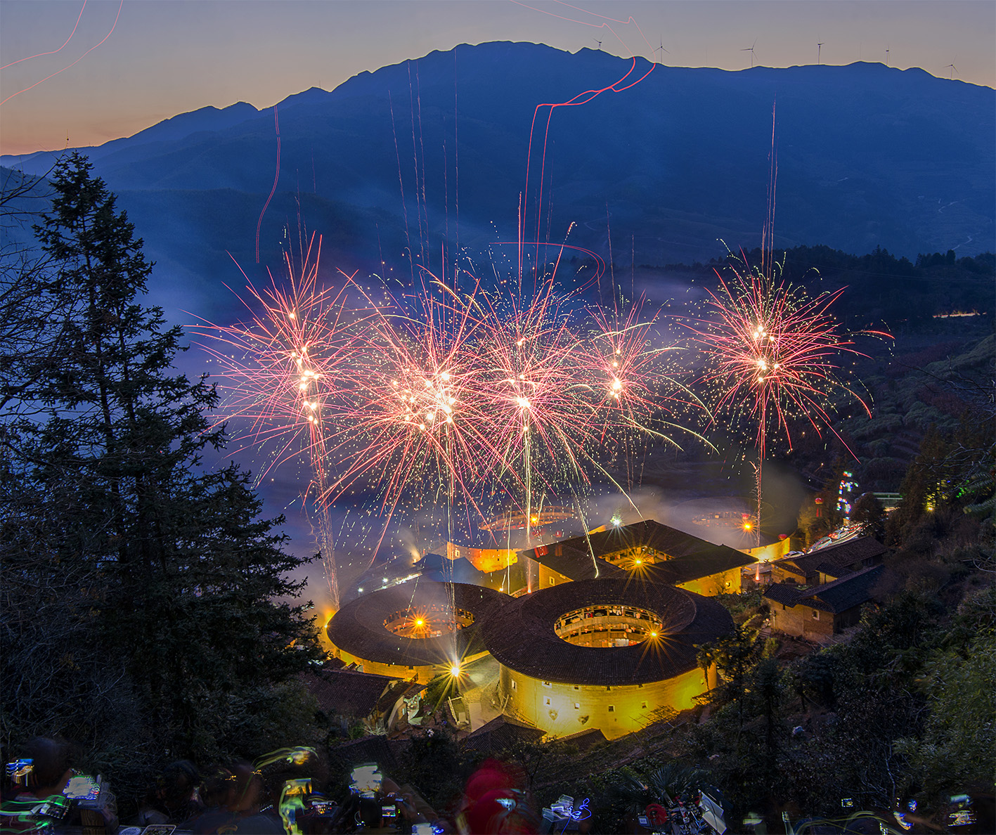飘带烟花土楼绽放