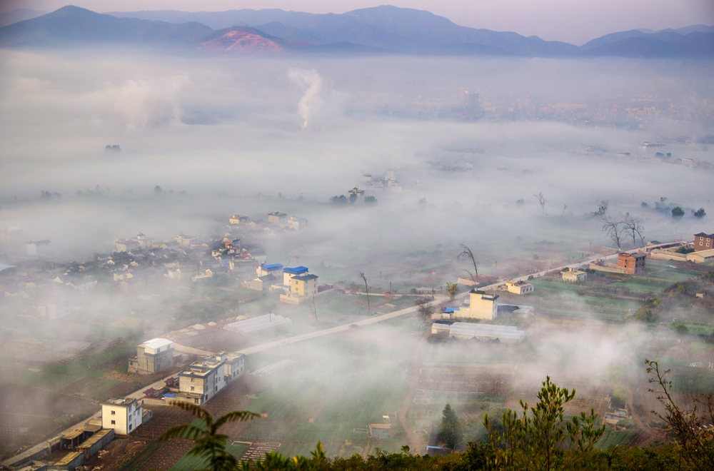云南省石屏县异龙镇传统村落象颗颗明珠散落在春的晨雾雾里,清新典雅