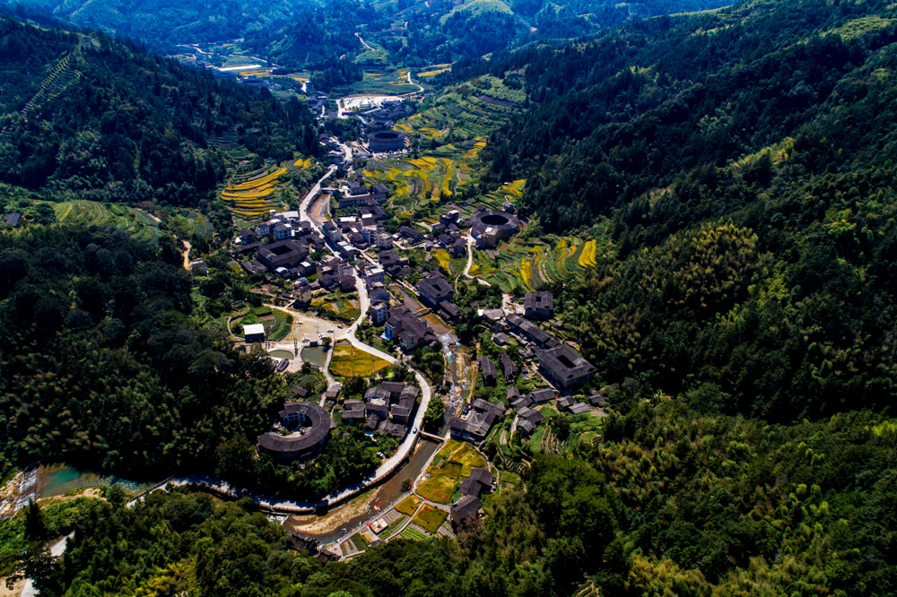 星罗棋布夺群峰