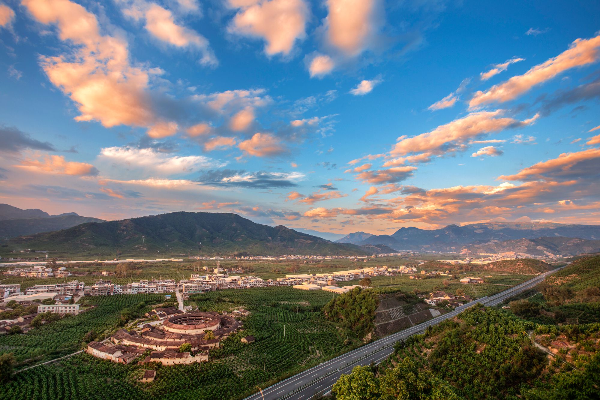《柚海土楼》林何新 摄于平和县坂仔镇东风村 15959634009.jpg