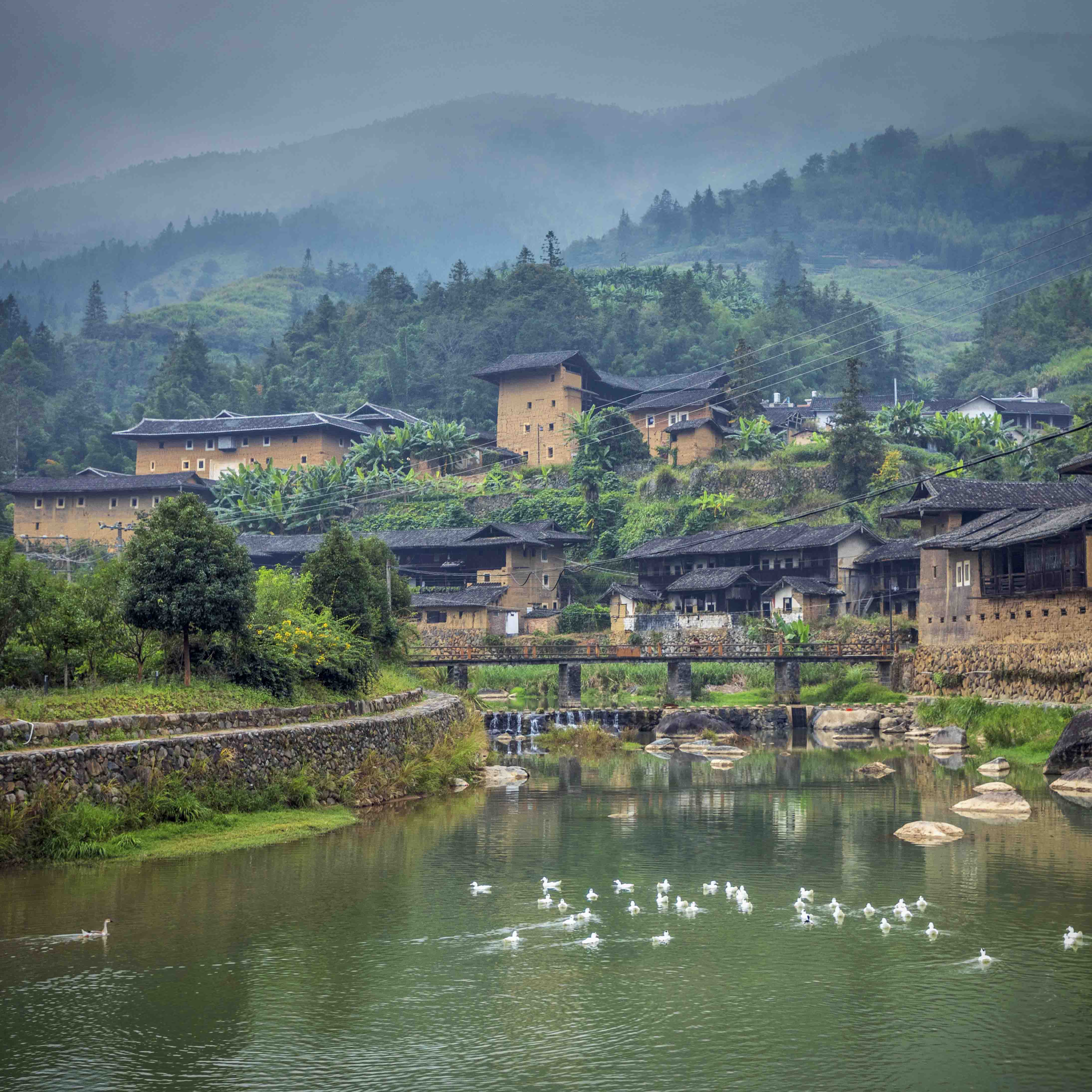 拍摄于2018年10月南靖土楼--传统村落处于青山绿水之中
