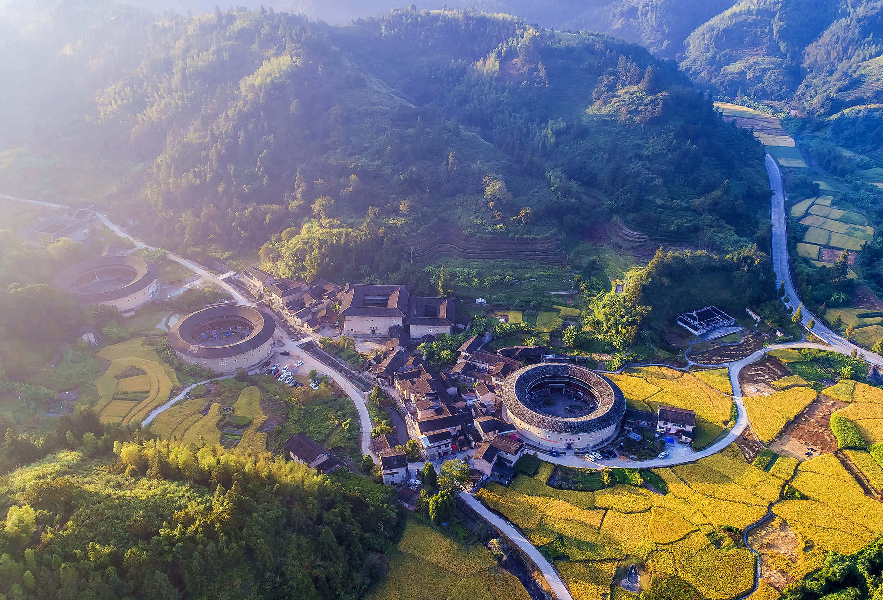 秋日里暖阳下的河坑土楼群-南靖土楼杯"中国传统村落"全国摄影大展