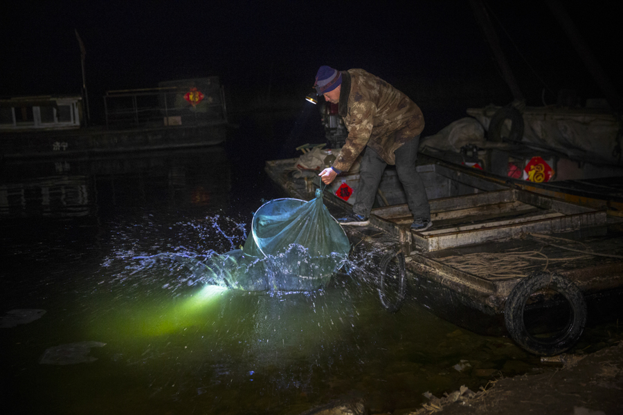 抓拍渔民在夜晚捕鱼的瞬间.