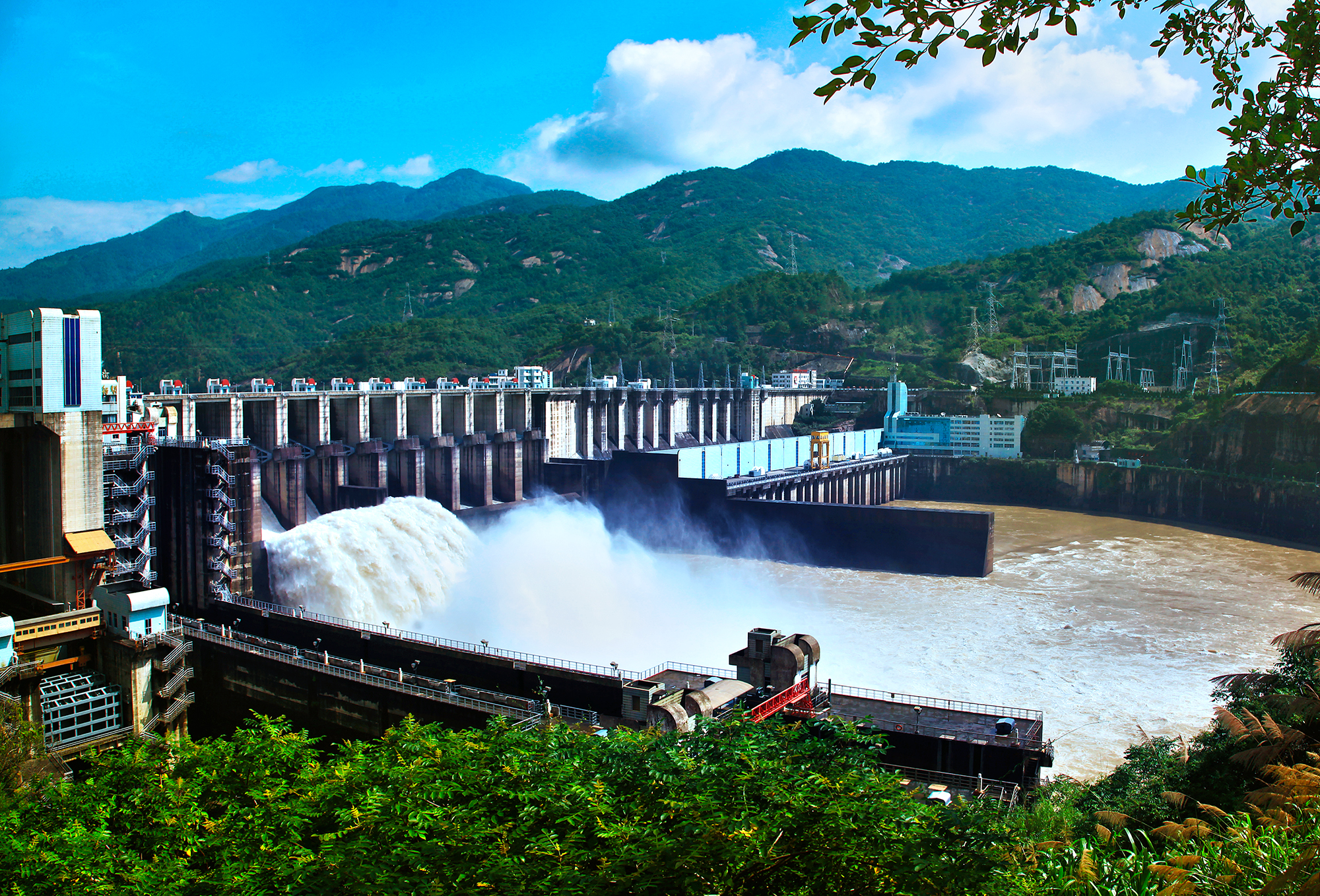 15:23 编辑   主题:《水口电站泄洪景观》   拍摄地点:福建福州闽清福