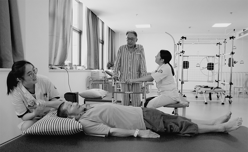 2018年8月拍摄于南浔区人民医院康复科,医生们耐心热情的给患者做康复