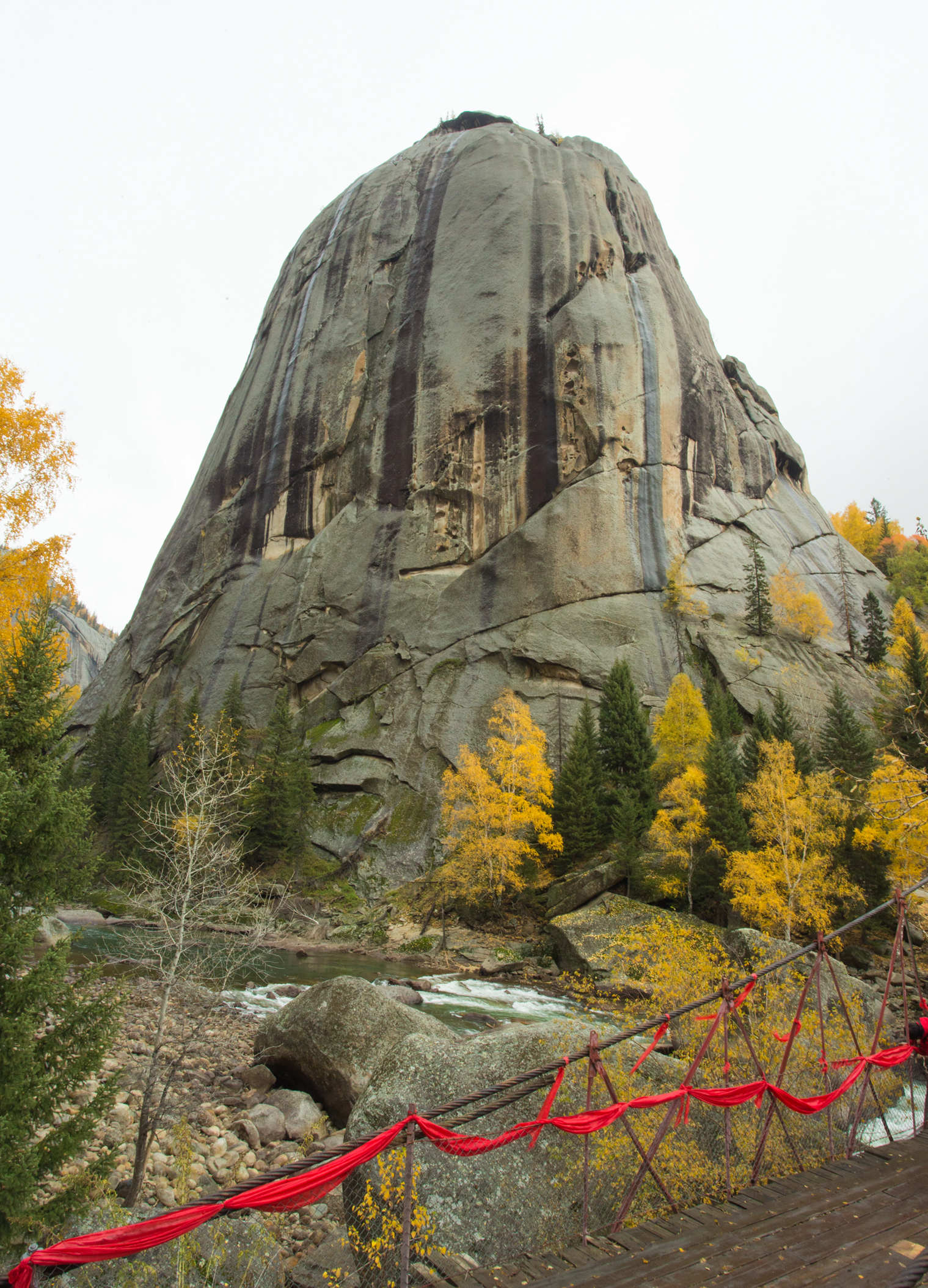 可可托海石钟山