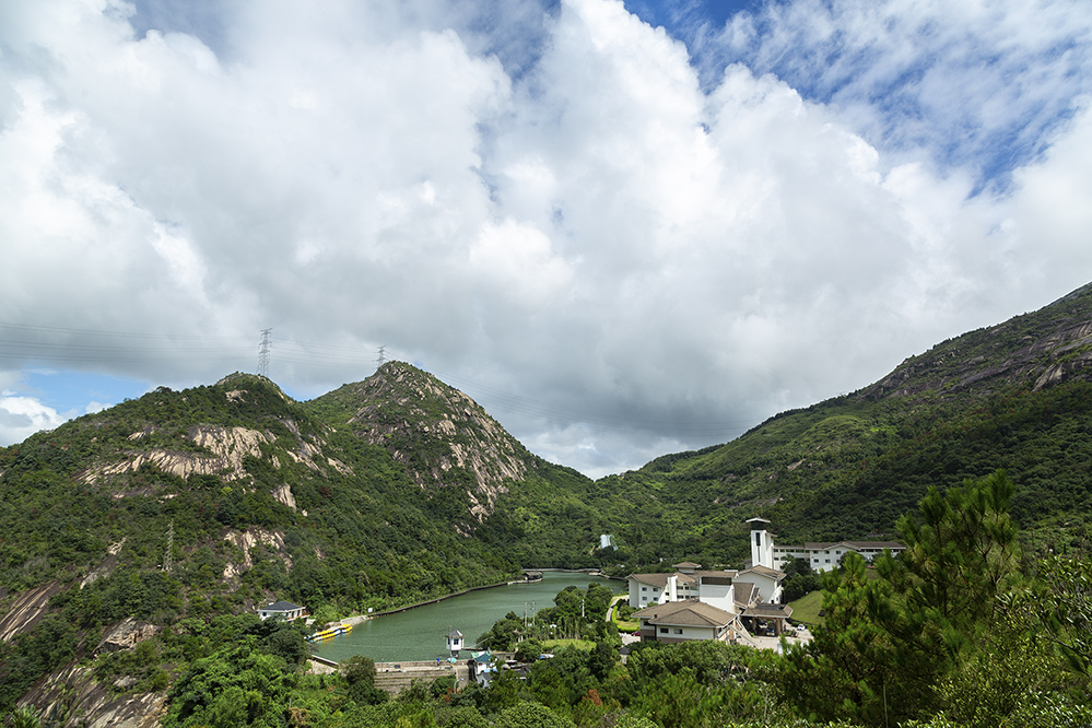 从山上俯瞰依山傍水的瑶溪山庄犹如一片世外桃源