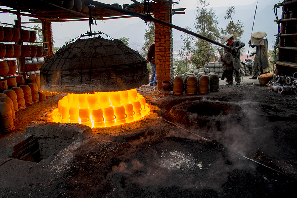 经过一个多小时焙烧后,师傅缓缓打开馒头窑盖子.