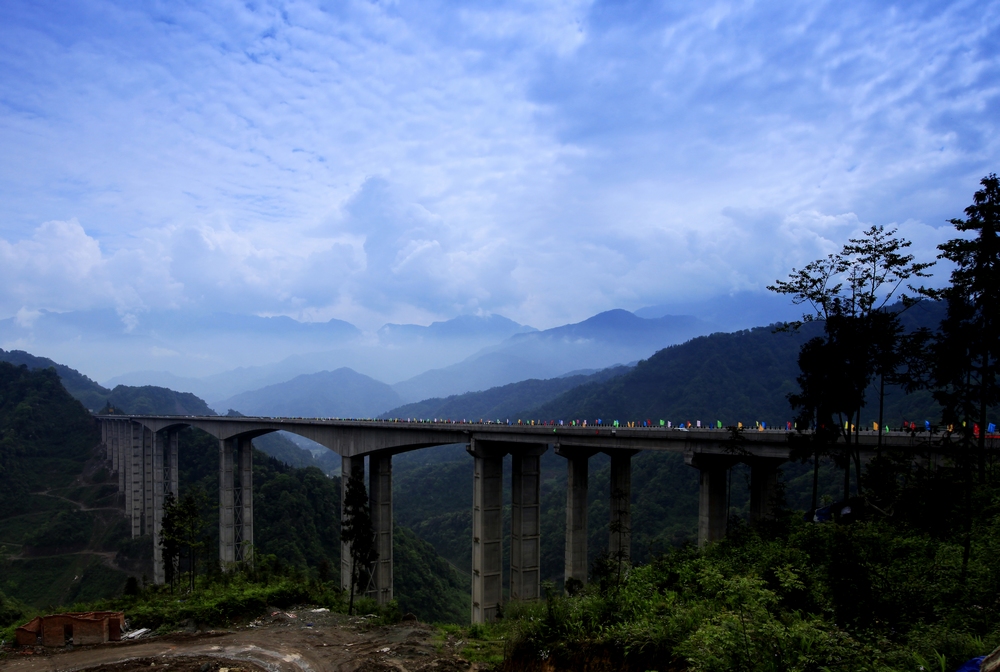 连续钢构世界第一高墩——雅西高速腊八斤大桥