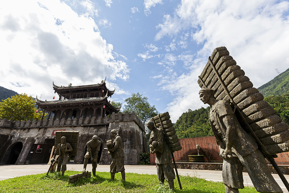 紫石关不仅是个重要的古关隘,也是二郎山茶马古道上的一个重要驿站.