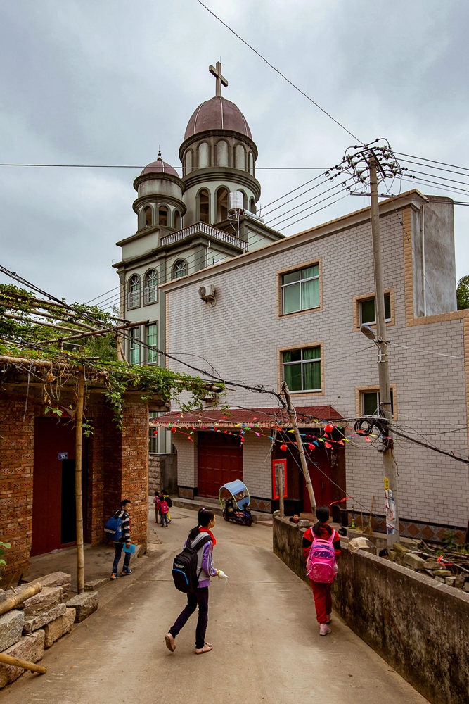 2018年11月,摄于霞浦沙江镇.放学的小学生与教堂之间呼应.