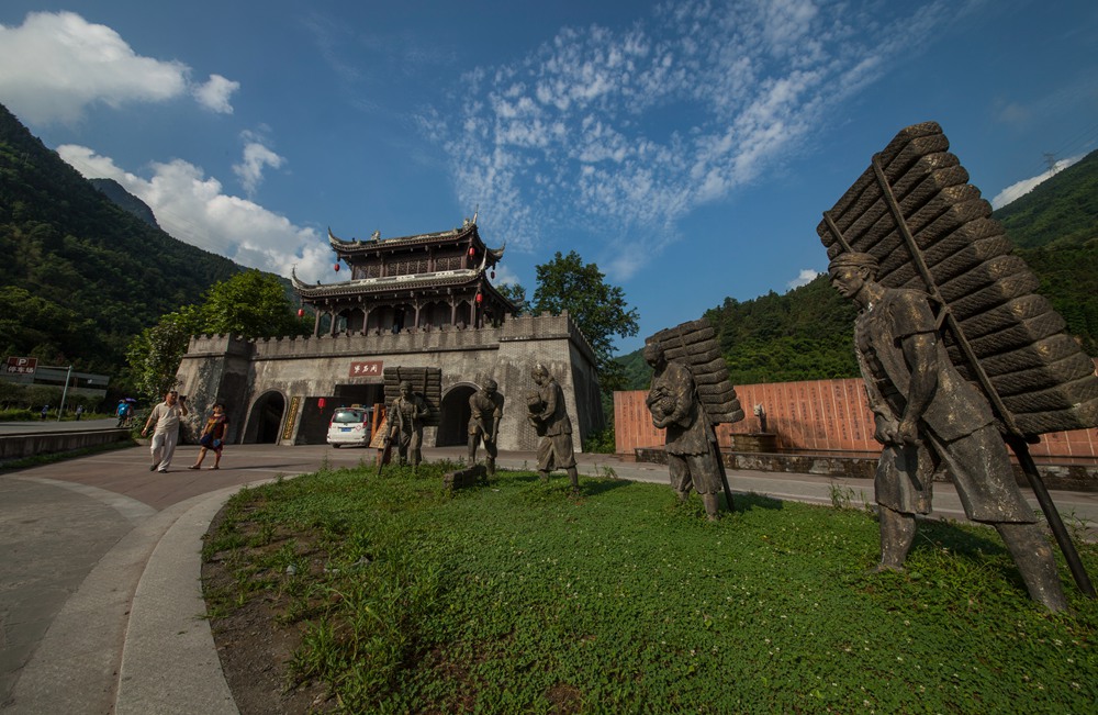 茶马古道遗址天全紫石关之古道背夫