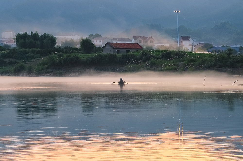 轻舟荡漾云雾中