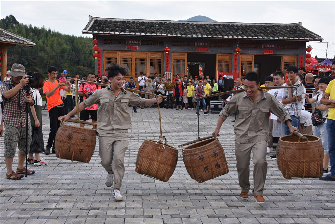 〈盖竹村丰收节挑谷子比赛〉