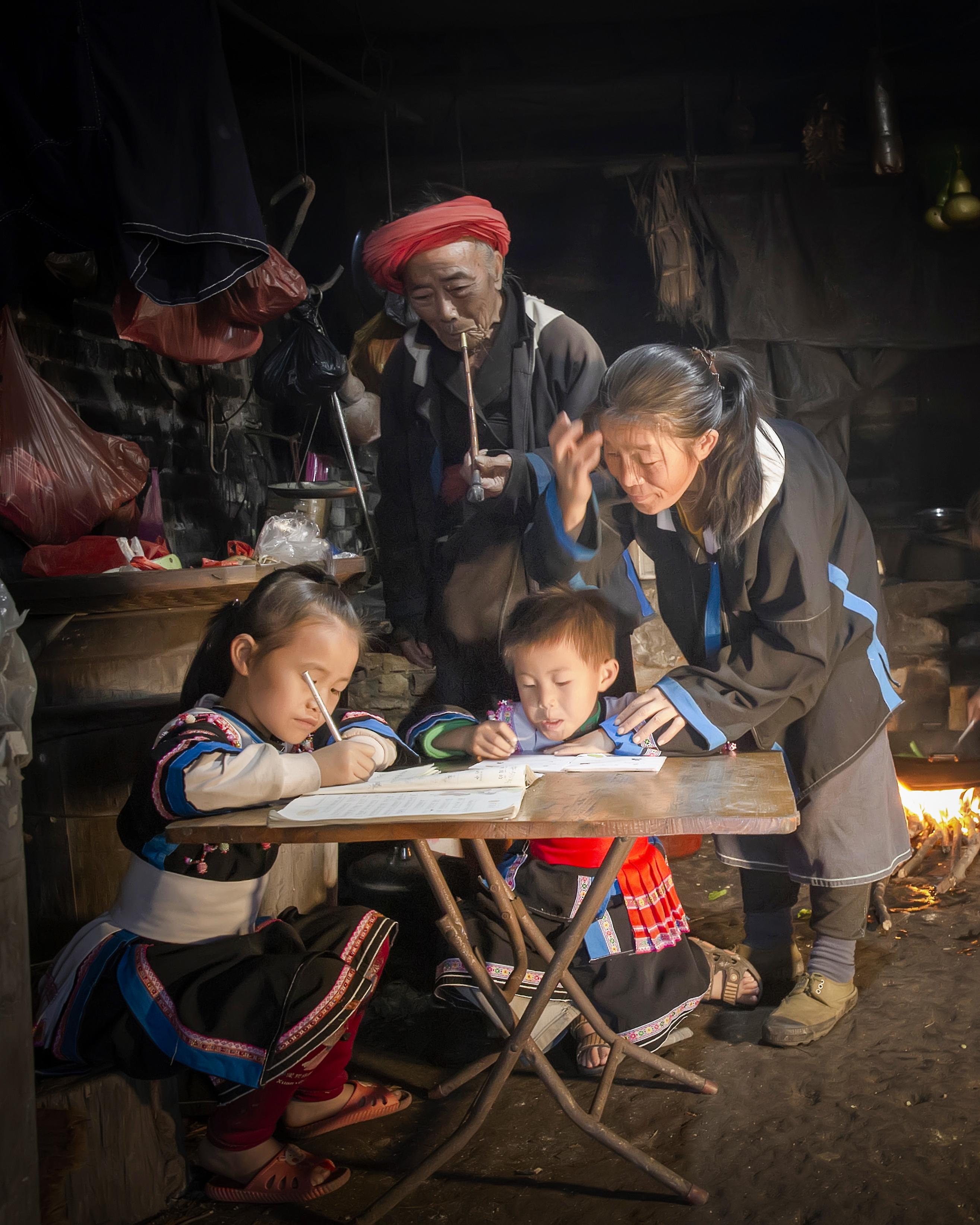 瑶族山区的孩子爱学习