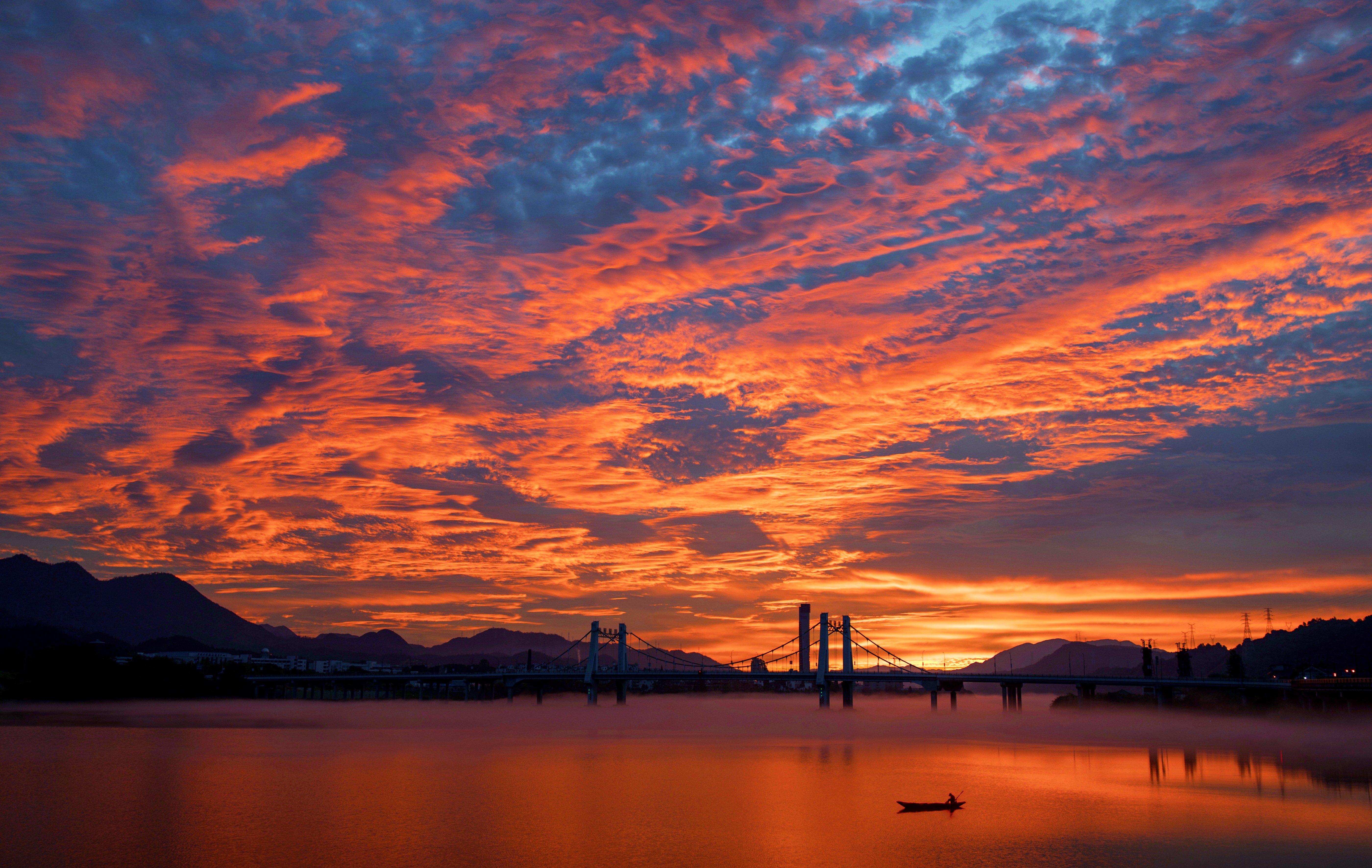  晨捕偶遇红霞满天>