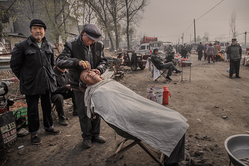 集市剃头-《大众摄影》俱乐部团体会员——宁波创所未想摄影俱乐部