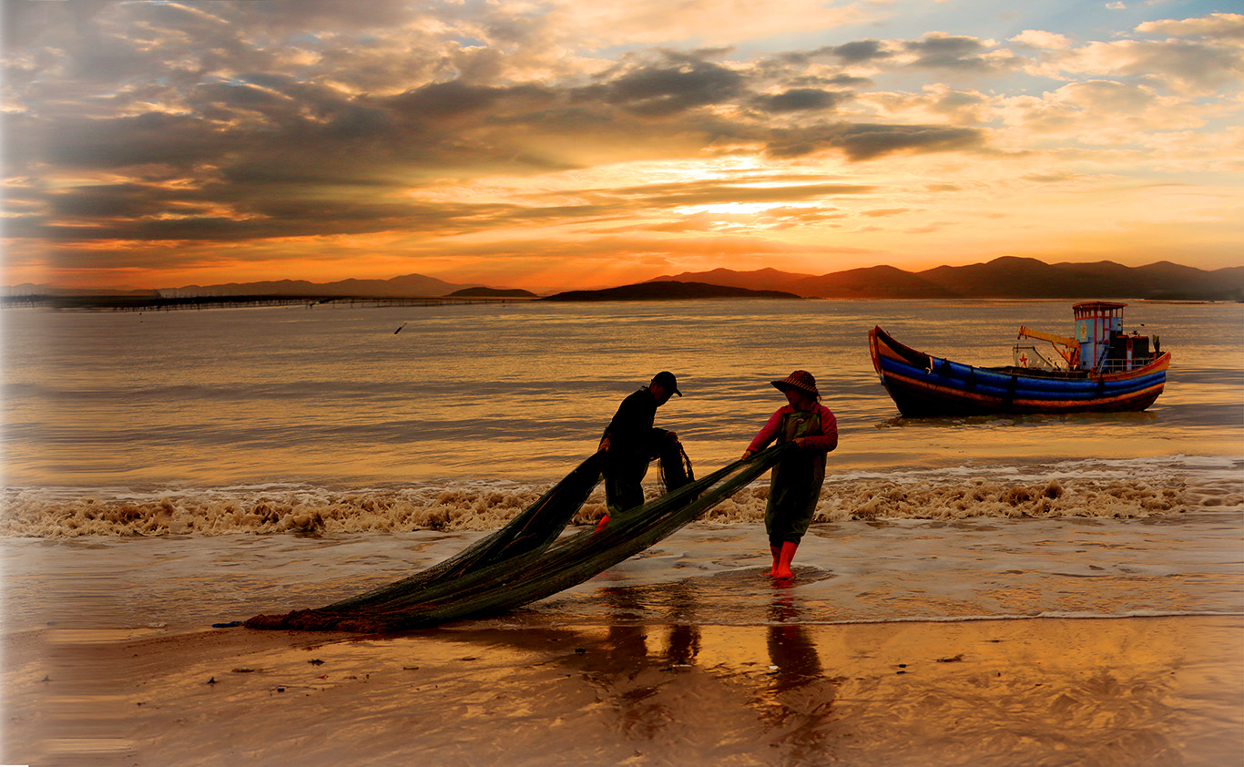 清晨海边出海的渔家人