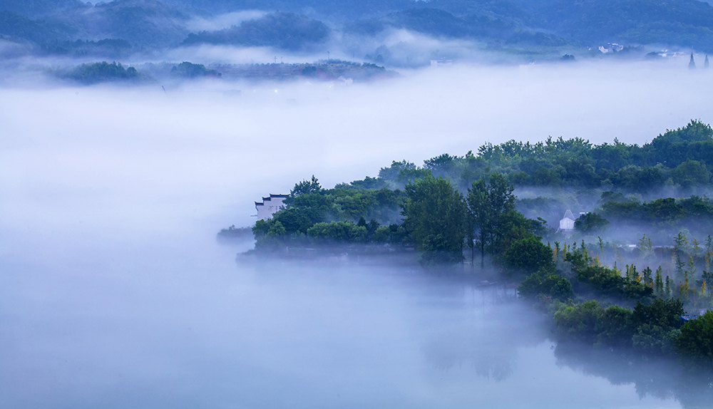 江雾缭绕新安江