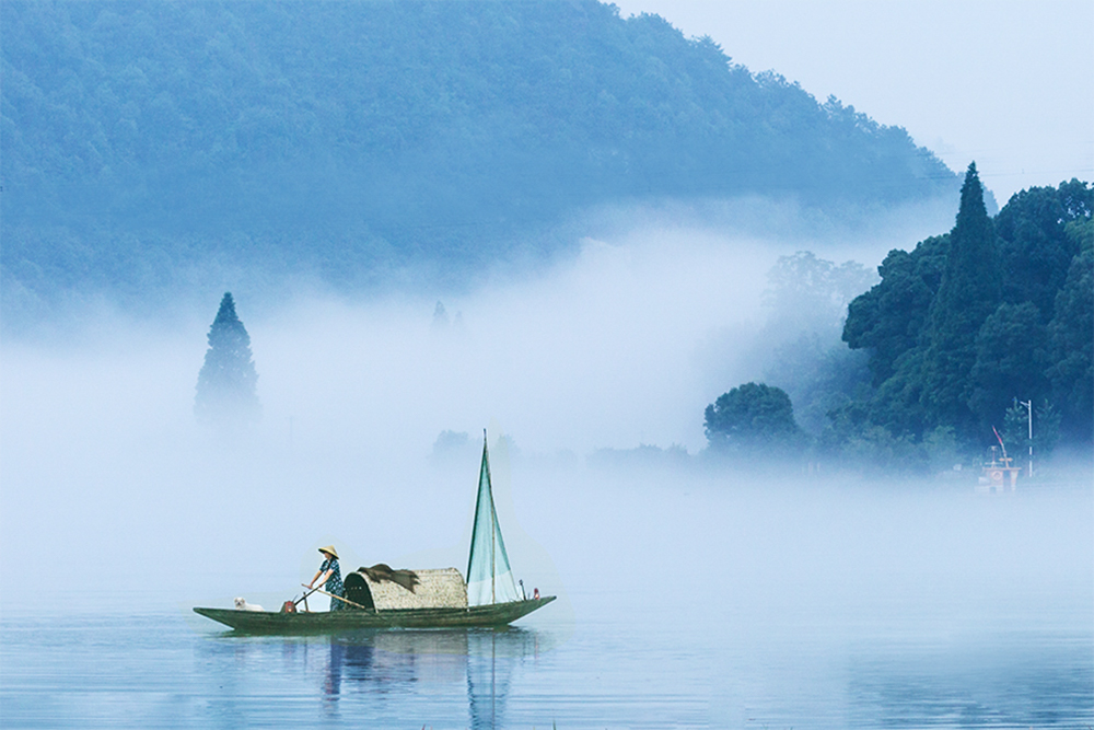 晨雾行舟.jpg