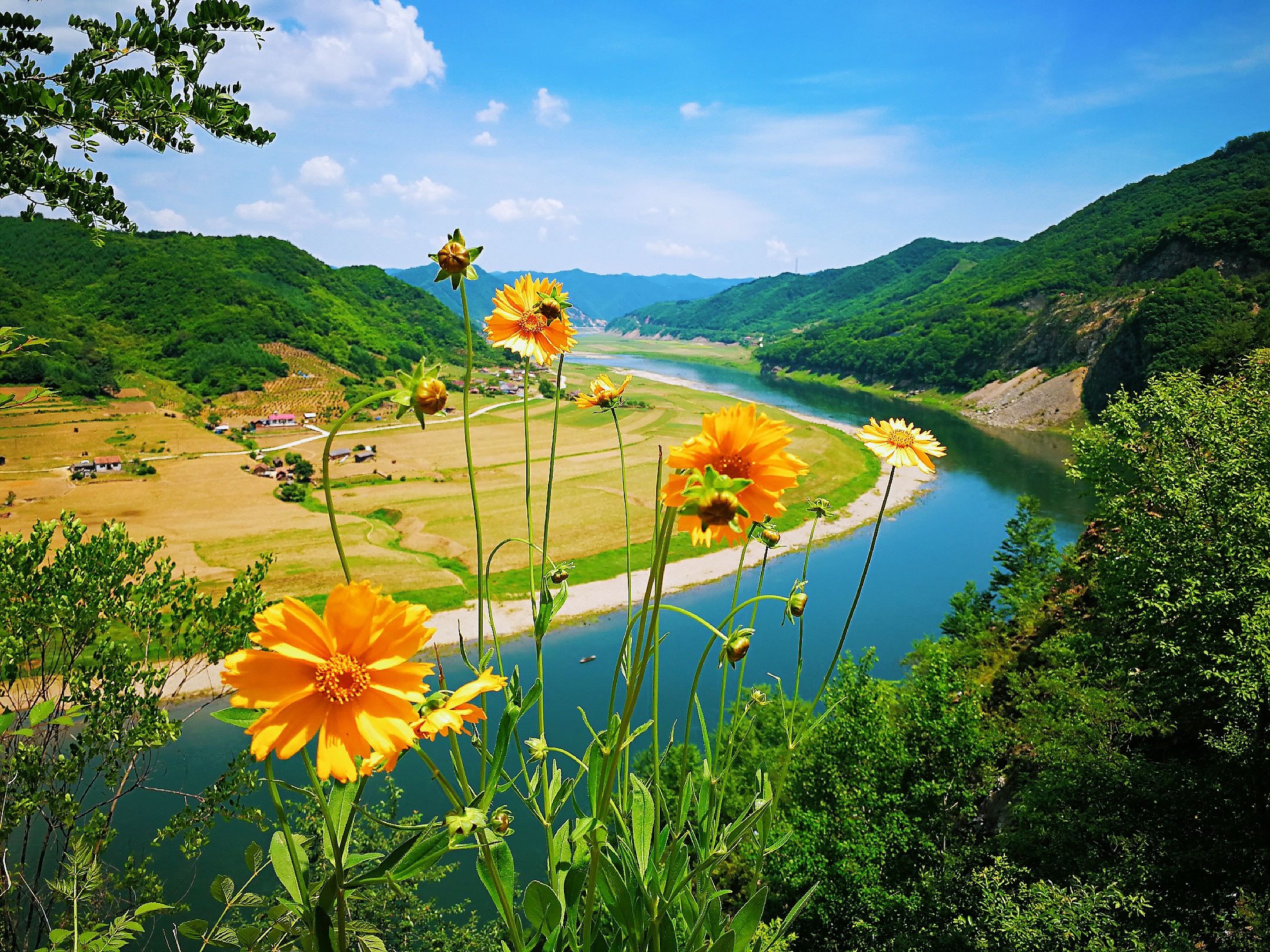 一湾江水向东流-长白山·鸭绿江上游山水画廊全国摄