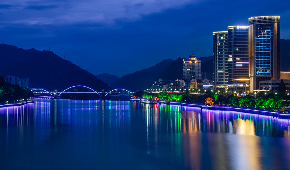 夜色阑珊新安江